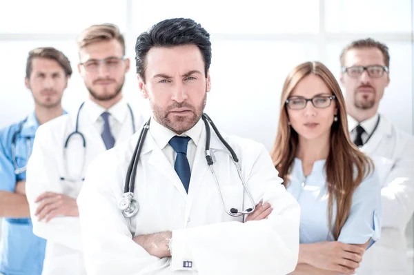 Medico fiducioso sullo sfondo dei colleghi — Foto Stock