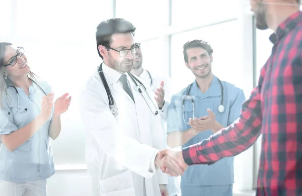 Paziente grato stringendo la mano ai medici — Foto Stock