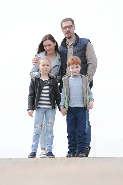 In volle groei.gelukkig gezin met twee kinderen — Stockfoto