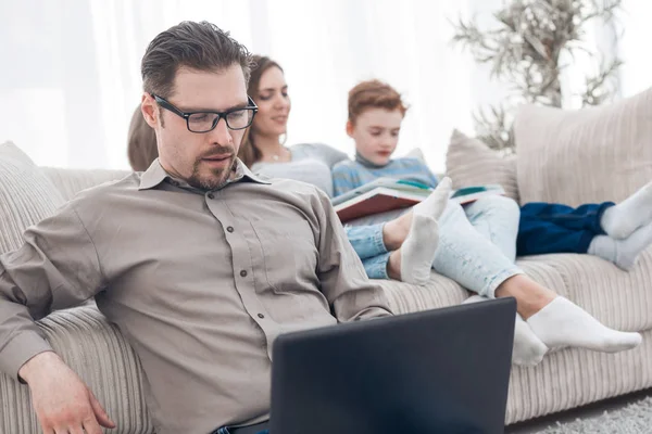Ung man använder laptop i sitt hus — Stockfoto