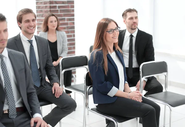 Das Team applaudiert dem Konferenzsieger — Stockfoto