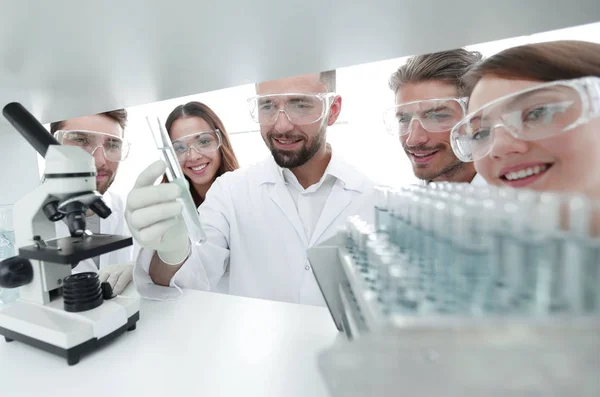 Gruppo di farmacisti che lavorano in laboratorio . — Foto Stock