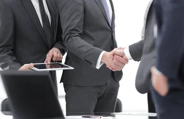 Partenaires commerciaux serrant la main de leurs collègues . — Photo