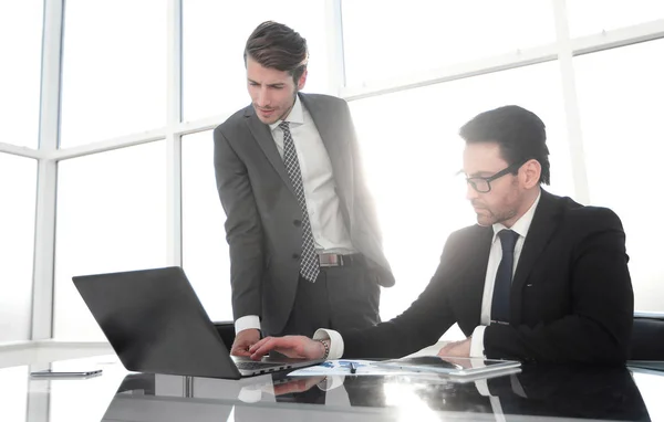 Chef och anställd diskuterar finansiella dokument — Stockfoto