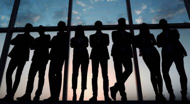 bir grup ofis pencere duran iş insan silüeti