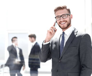 Cep telefonuyla konuşan yakışıklı iş adamı.