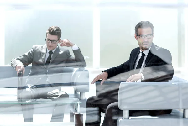 Két üzleti partner ül az irodában. — Stock Fotó