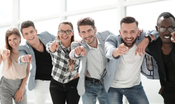 Gruppe von Menschen, die in die Kamera blicken und lächeln - isoliert — Stockfoto