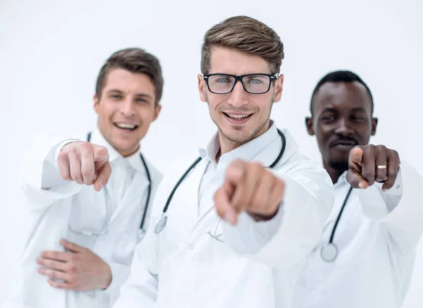 Grupo de médicos exitosos que le señalan . — Foto de Stock