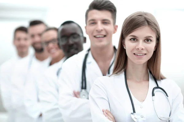 Equipo de médicos mostrando el dedo en la cámara — Foto de Stock