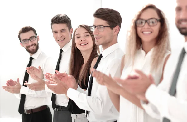 Équipe d'affaires souriante applaudissant debout — Photo