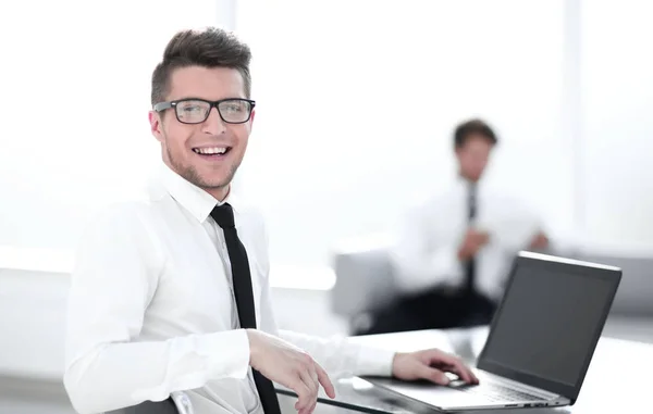 Homme d'affaires assis au bureau avec ordinateur portable — Photo