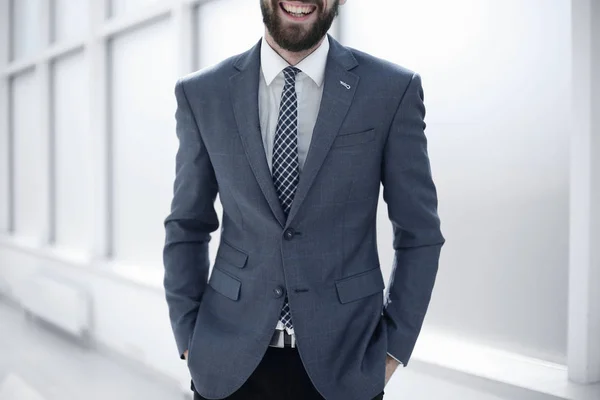 Primer plano. Hombre de negocios guapo de pie en la oficina — Foto de Stock