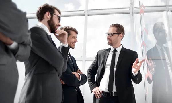 Empresario explicando nueva estrategia de negocio a sus colegas —  Fotos de Stock