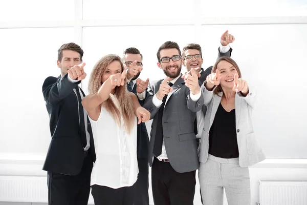 Groep jonge zakenmensen die naar u wijzen — Stockfoto