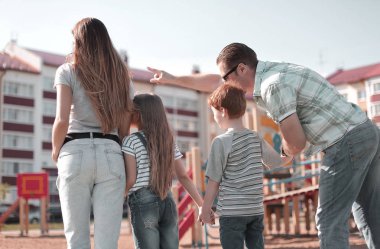 arka view.father onun çocukları onların yeni ev gösterir.