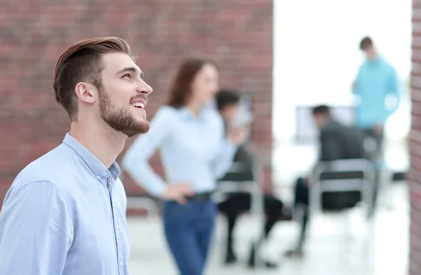 Retrato de un joven empresario en el cargo. — Foto de Stock