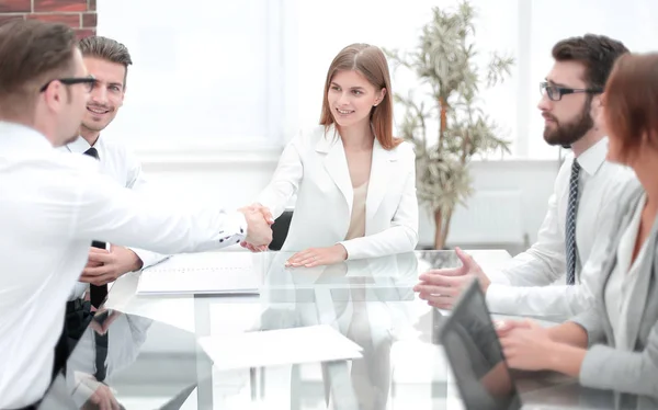 Junge Geschäftsfrau schüttelt Investor die Hand — Stockfoto