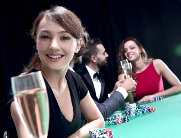 Porträtt av leende kvinna med drink spela poker — Stockfoto