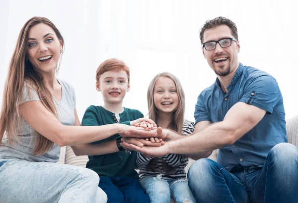 Glückliche Familie bastelt einen Turm aus ihren Händen — Stockfoto