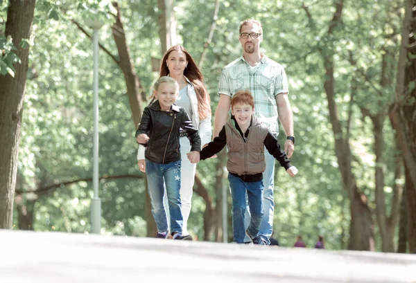 Ouders met kinderen in de stad Park. — Stockfoto