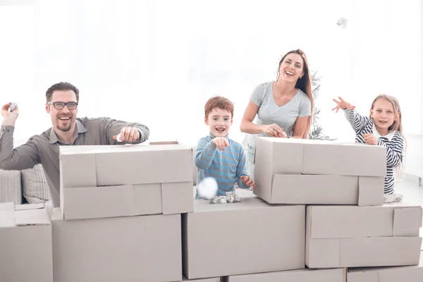 Giovane famiglia felice in piedi nel nuovo appartamento — Foto Stock