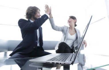 açık ofis arka üstünde laptop