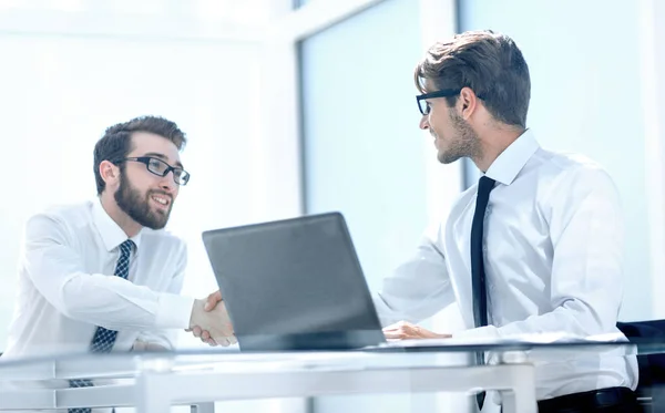 Mitarbeiter schütteln Hände am Schreibtisch — Stockfoto