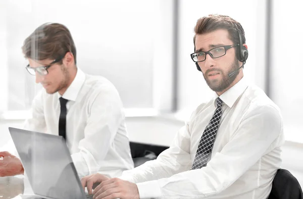 Tech support manager in headset overleg met een klant — Stockfoto