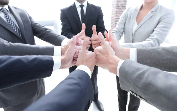 Primer Plano Equipo Negocios Mostrando Concepto Thumbs Success — Foto de Stock