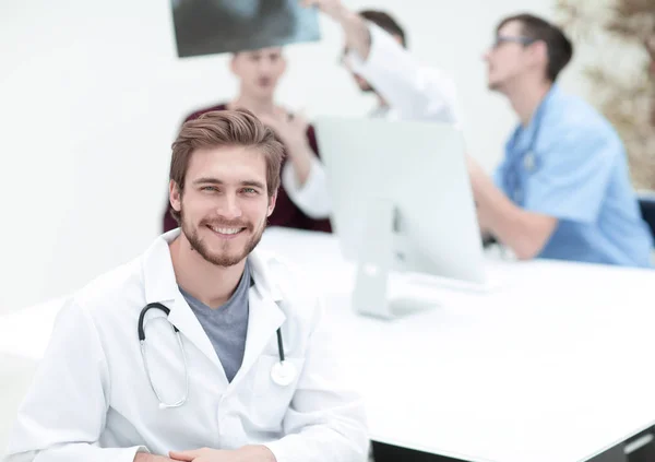 Lekarz patrząc na kamery i uśmiechając się — Zdjęcie stockowe
