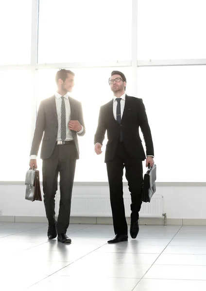 Muito Longe Dois Empresários Estão Andando Átrio Escritório Foto Com — Fotografia de Stock