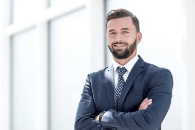 Gülümseyen başarılı bir iş adamının portresi