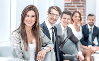 iş kadını ve oturma içinde yazıhane iş takım