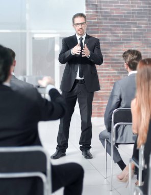 from çalışanlar bir iş toplantısında soruları yanıtlayan işadamı