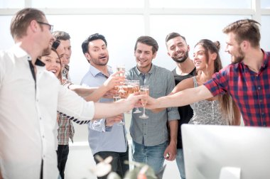 yaratıcı iş takım başarılarını kutluyor