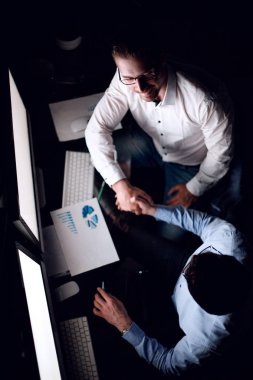 Masanın üst view.handshake çalışanları.