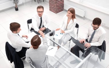 Pazarlık masasındaki en iyi el sıkışma ortakları..