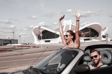 Çift arabada ortak bir seyahat zevk.