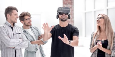 Modern gelişim. Olumlu, neşeli, heyecanlı adam