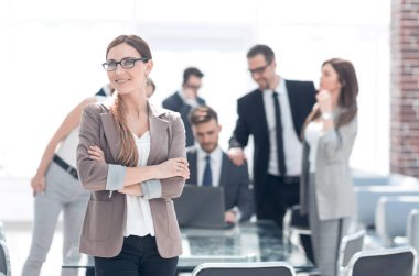 office arka plan üzerinde modern iş kadın portresi