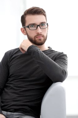 Hoş adam koltukta dinleniyor