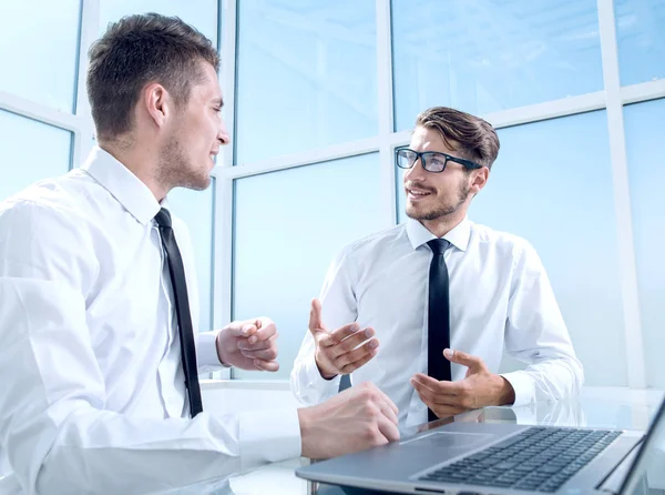 Affärsgrupp diskuterar tillsammans planer — Stockfoto