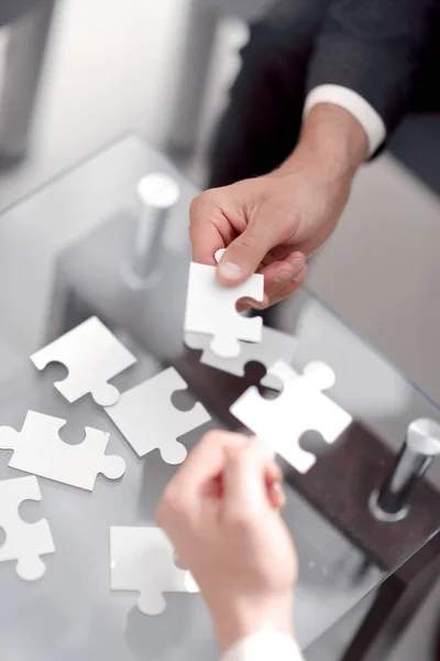 Business partners put the pieces of the puzzle. — Stock Photo, Image