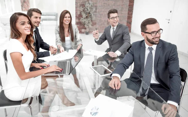 Erfolgreiches Business-Team sitzt im Büro — Stockfoto