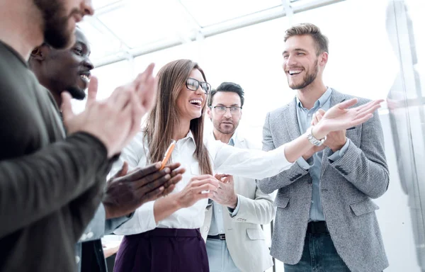 Equipo de negocios multiétnicos aplaudiendo al orador después de la presentación del nuevo proyecto —  Fotos de Stock