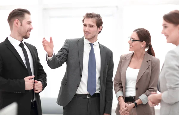 Geschäftsmann erklärt seinen Kollegen seine Ideen — Stockfoto