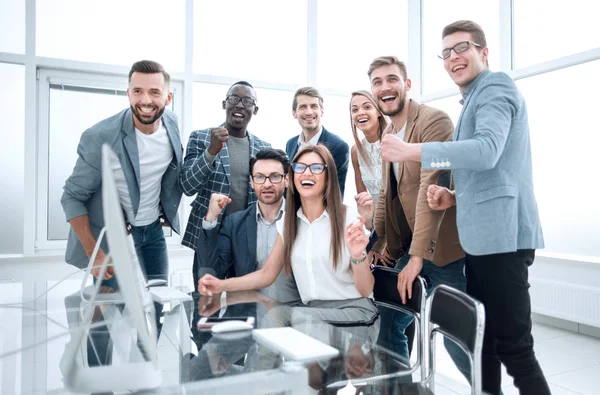 Celebrando el equipo de negocios cerca del escritorio — Foto de Stock