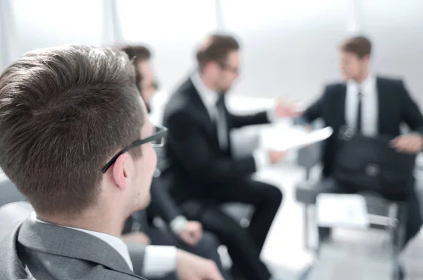 Achterste view.businessman op zoek naar de gespreksruimte — Stockfoto