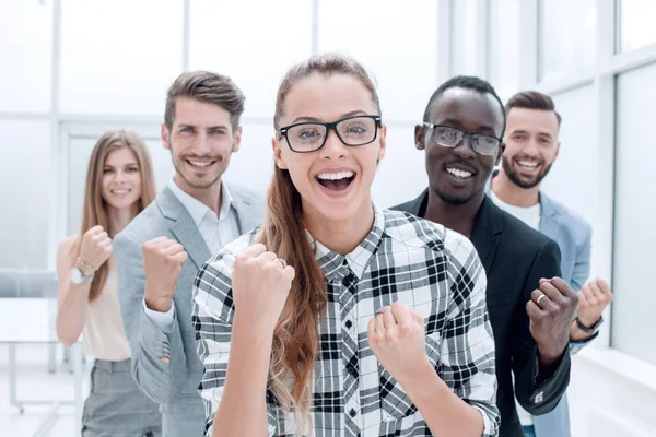 Porträt eines freundlichen Mitarbeiterteams, das sich im Büro freut — Stockfoto